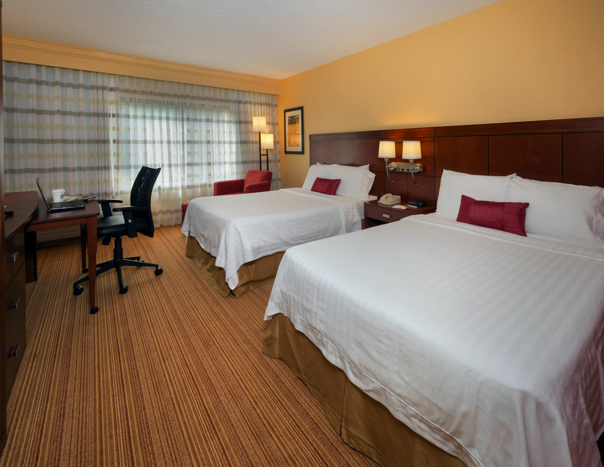 Hotel Courtyard Hanes Mall 3*