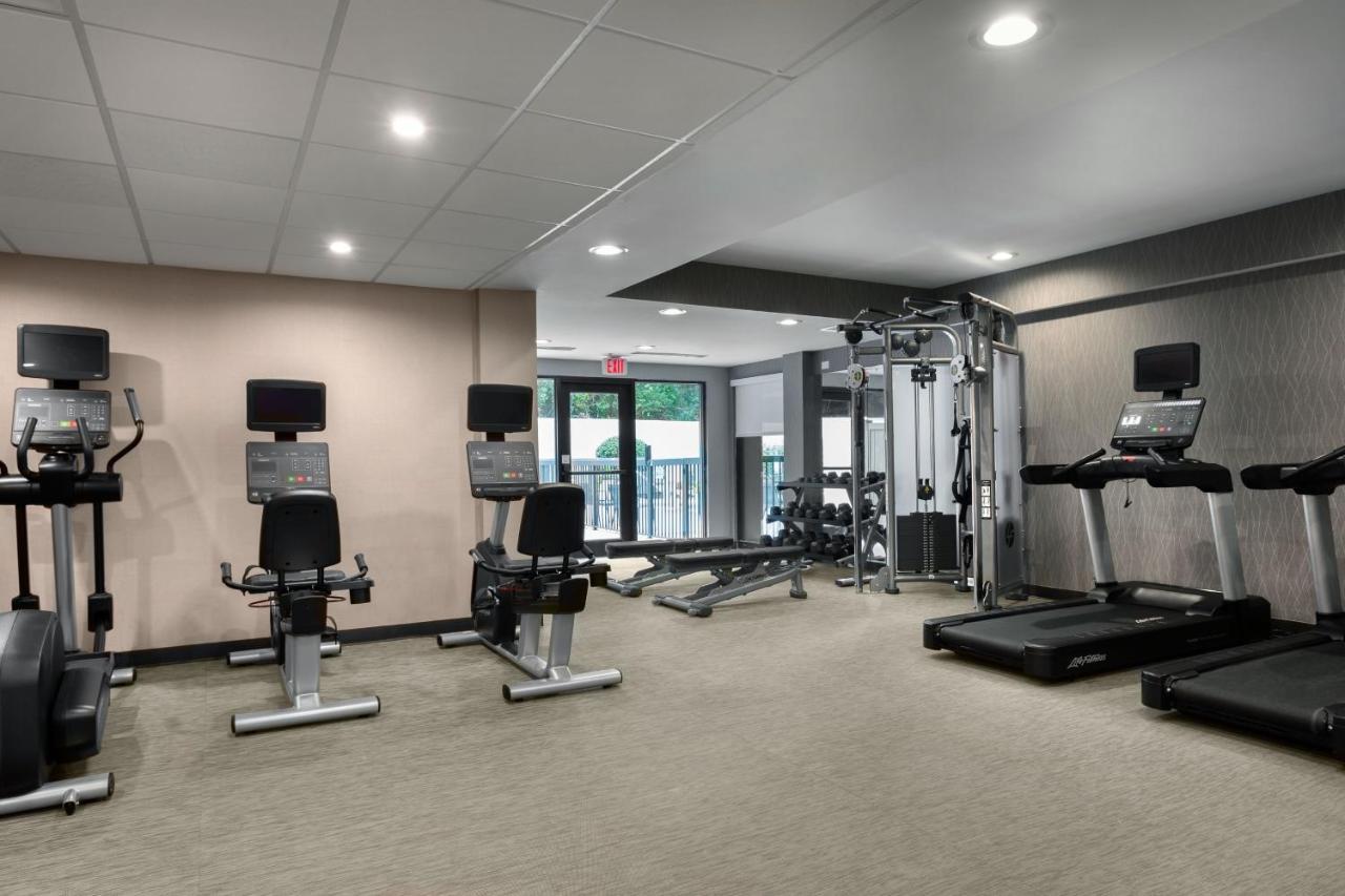 Courtyard Hanes Mall 3*